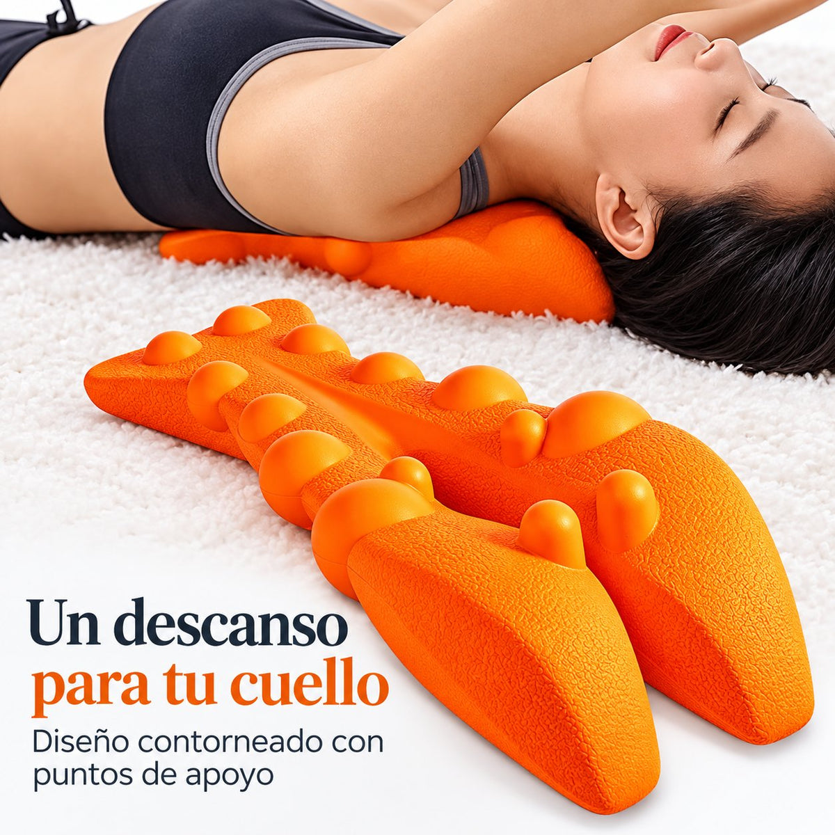 Mujer acostada sobre la almohada cervical en una alfombra, con primer plano de los relieves