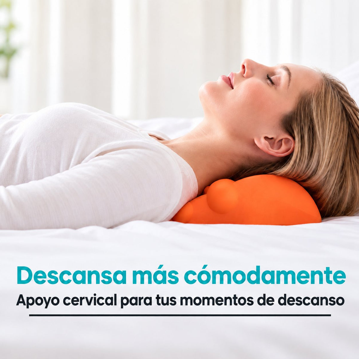 Mujer descansando con la almohada cervical bajo el cuello