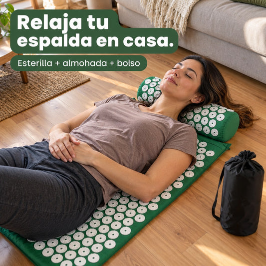 Mujer relajada acostada sobre la esterilla de acupresión verde con la almohada bajo la nuca