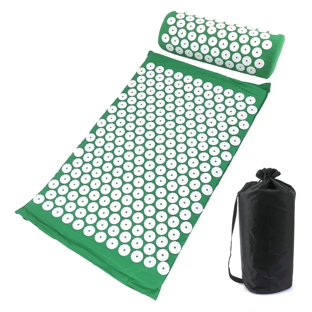 Esterilla de acupresión verde con almohada y bolso negro sobre fondo blanco